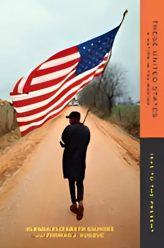 Een man in een zwarte jas loopt met een Amerikaanse vlag op een zandweg in these united states 1945 tot heden