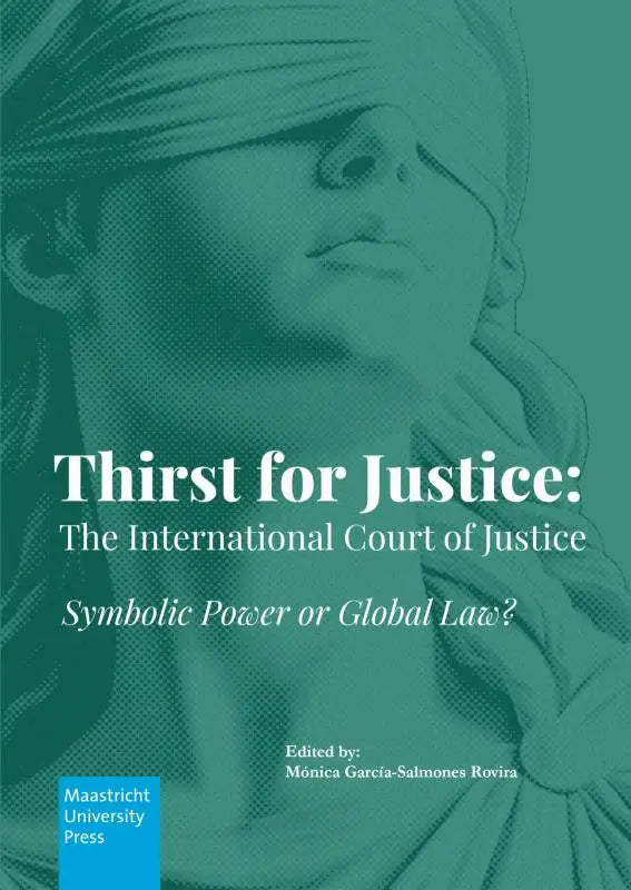 Teal kleurig boek over thirst for justice met gestileerd blinddoekfiguur en de internationale rechtbank power or global law