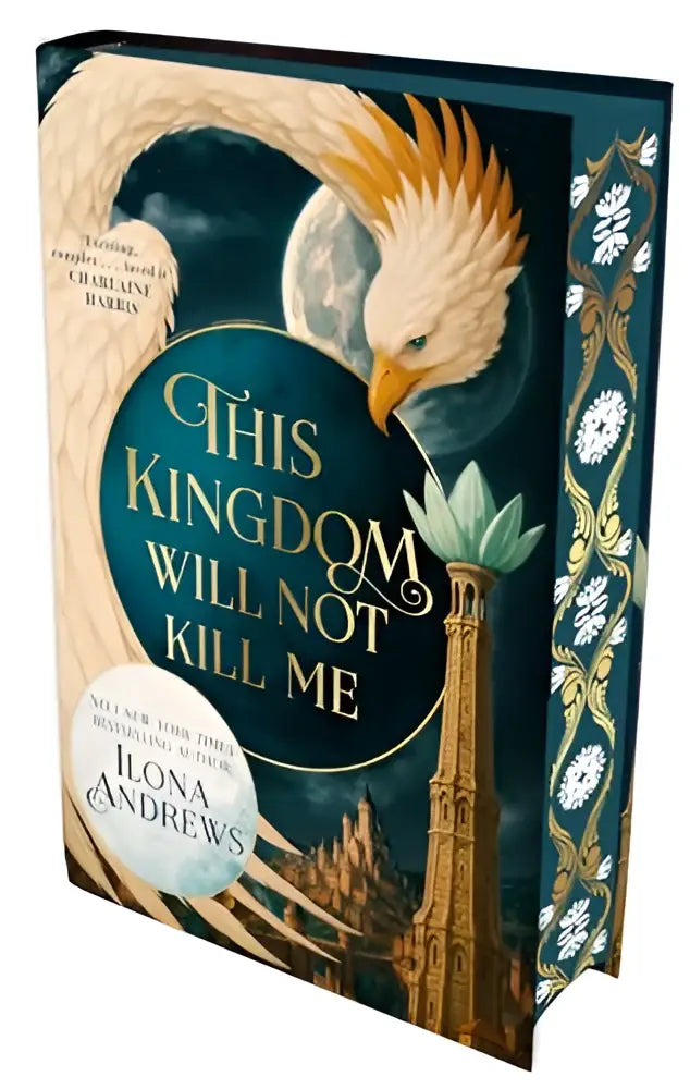 Hardcover boek this kingdom will not kill me van ilona andrews met gouden adelaar op donkerblauw fantasiedeksel