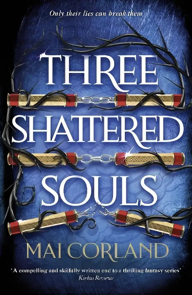 De boekomslag van three shattered souls door mai corland toont drie gouden kettingen op een donkerblauwe achtergrond als de onmisbare conclusie van de avontuurfantasysensatie