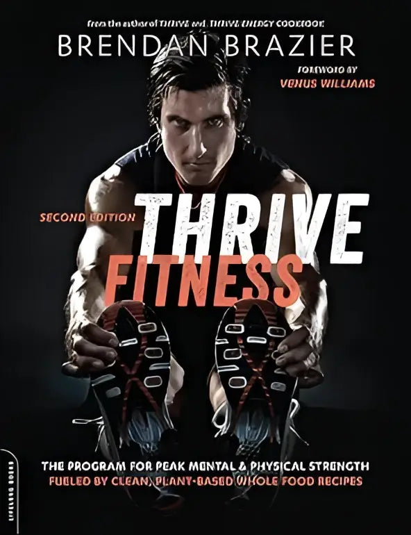 De omslag van thrive fitness tweede editie van brendan brazier met een gespierde man die zwarte en rode hardloopschoenen vasthoudt