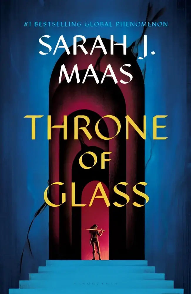 De omslag van het boek Throne of Glass toont de titel in goudkleurige letters tegen een blauwe en rode boog met een figuur