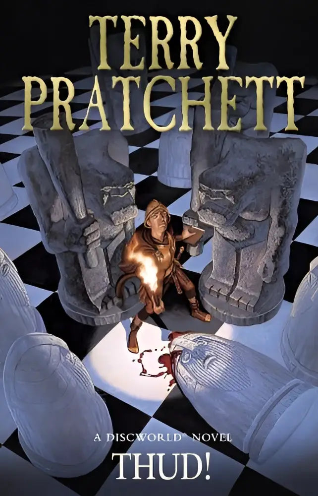 De cover van het boek thud! door terry pratchett toont een gouden figuur op een dambord met stenen schaakstukken in discworld novels satirische fictie