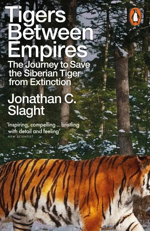 De boekcover van tigers between empires toont een oranje en zwarte siberische tijger in een besneeuwd bos