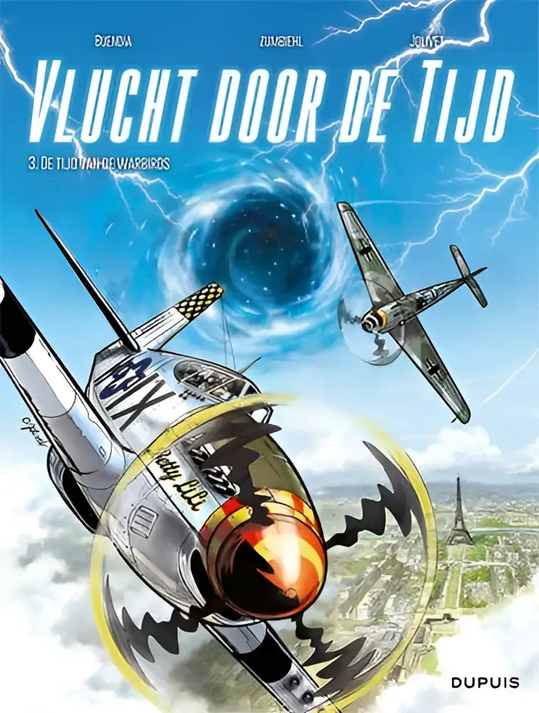 Zilverzwarte vintage straaljager met gloeiende oranje motor vliegt dynamisch boven parijs bij stormachtige lucht in de tijd van de warbirds