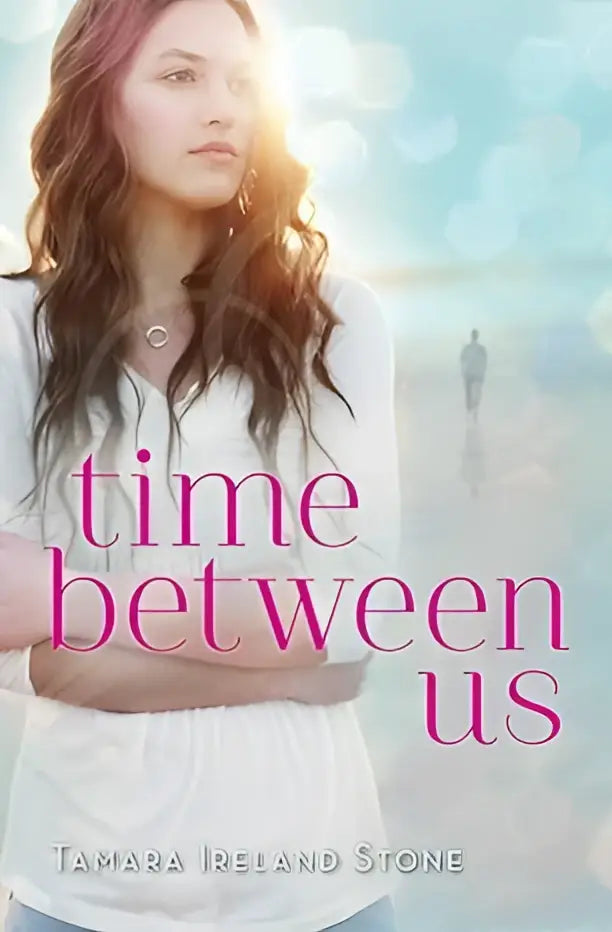 Het boek Time Between Us heeft een zachte roze titel en de auteur Tamara Ireland Stone op de cover