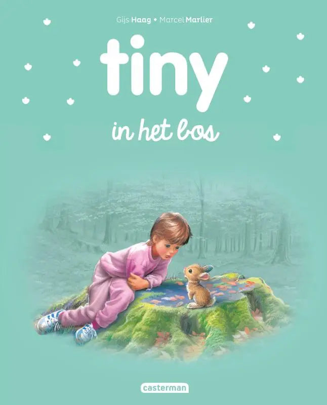 De cover van het kinderboek tiny in het bos toont een kind in een roze outfit naast een konijn voor jonge lezers