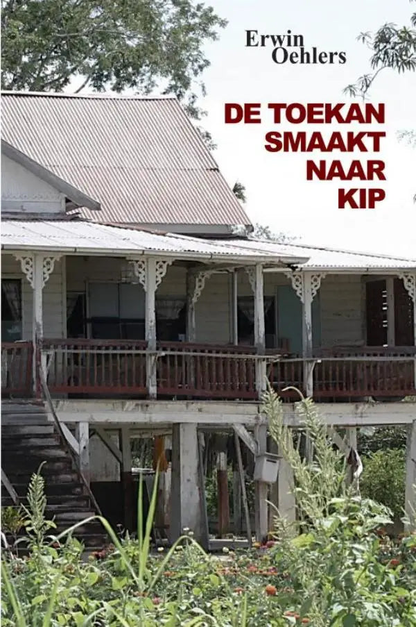 Het boek de toekan smaakt naar kip van erwin oehlers toont titel in rood op achtergrond van oud houten huis