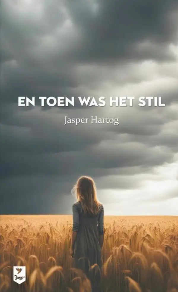 Boekcover van en toen was het stil door jasper hartog met dramatische lucht boven goudkleurig tarweveld en eenzame figuur