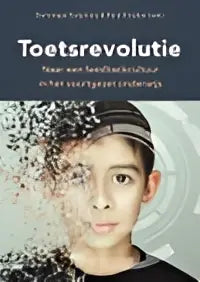De boekcover toont een jongen met zwart haar en grijze technologische hoofdband voor het boek toetsrevolutie