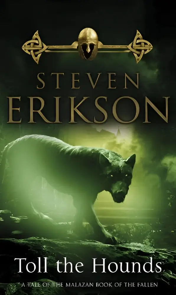 De cover van toll the hounds toont een donkere groene wolf met gloeiende ogen in een mistige, schaduwrijke setting