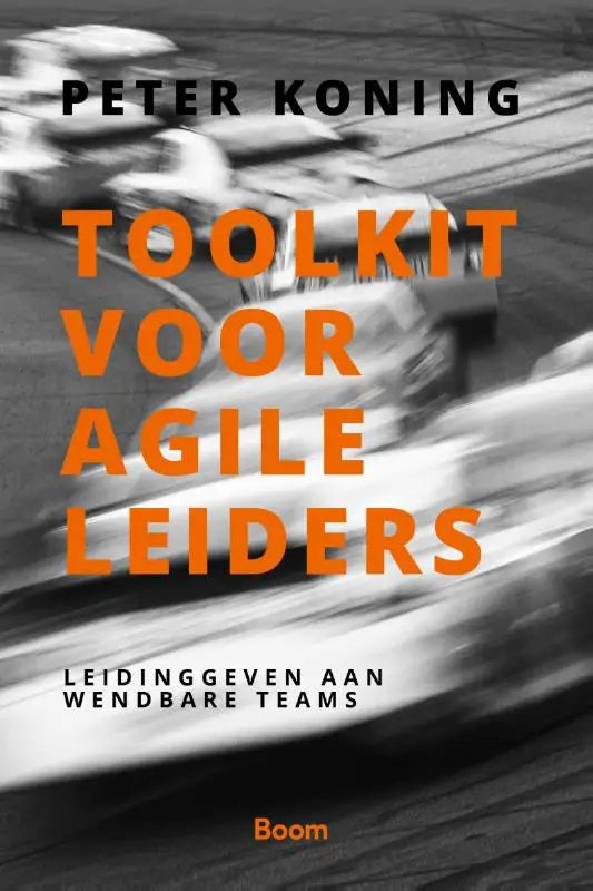 De boekcover van toolkit voor agile leiders toont oranje tekst op zwartwit bewegende achtergrond van raceauto’s voor wendbare teams
