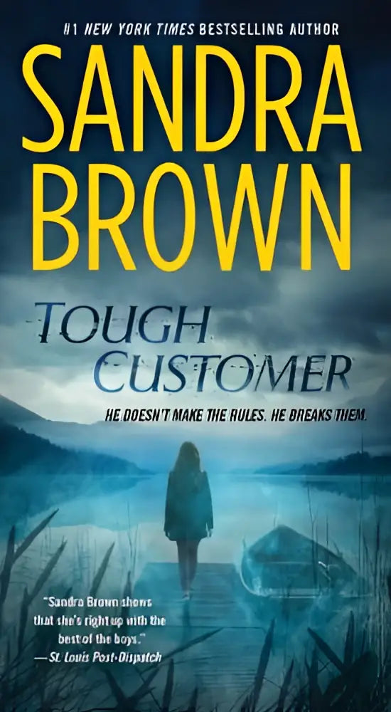 De boekcover van tough customer door sandra brown toont een blauwe en grijze achtergrond met gele letters
