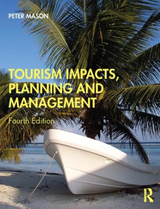 Witte fiberglas dinghy op zandstrand onder palmbomen gericht op planning en management in toerisme impactos