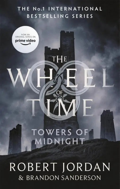 Boekcover van towers of midnight boek 13 van the wheel met donkere grijze toren en stormachtige lucht nu een major tv serie