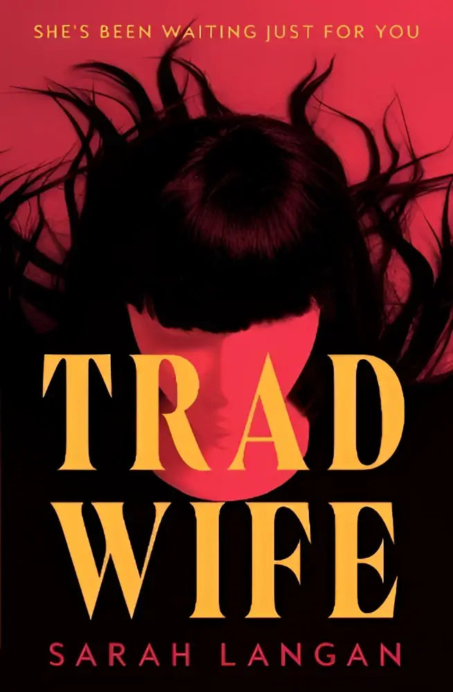 De boekcover van trad wife toont gele letters tegen een rode achtergrond met een roze gezicht en zwart haar, gezinsleven fictie