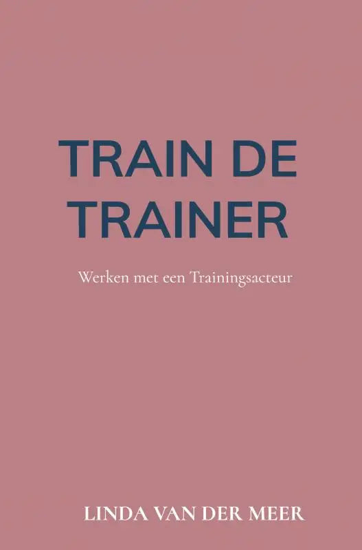 De boekcover van train de trainer toont de titel in donkerblauwe letters op een effen rozerode achtergrond