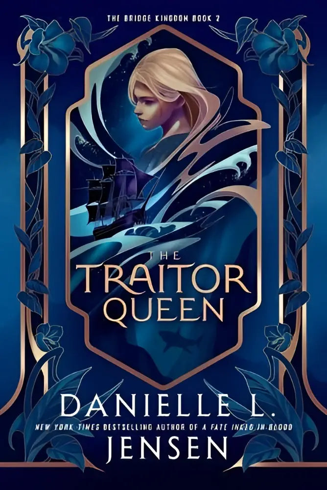 De traitor queen boekcover toont een gestileerde illustratie van een blonde vrouw in donkere blauwe en zilveren gewaden