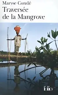 Een paar elegante goudkleurige oorbellen met hangende bladvormige bedels uit traversee de la mangrove collectie