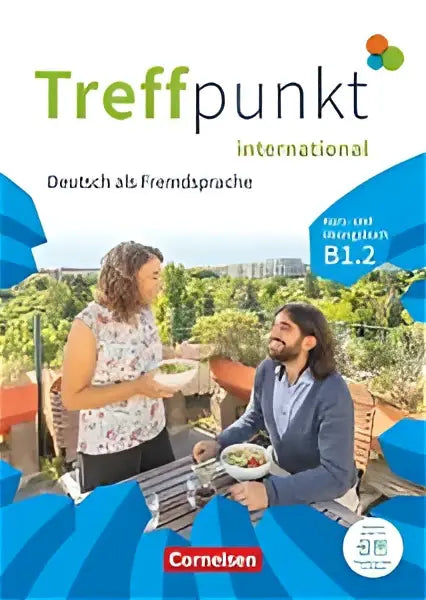 De cover van treffpunkt international b1.2 duitse taalboek van cornelsen met blauw-wit ontwerp en twee personen buiten dineren