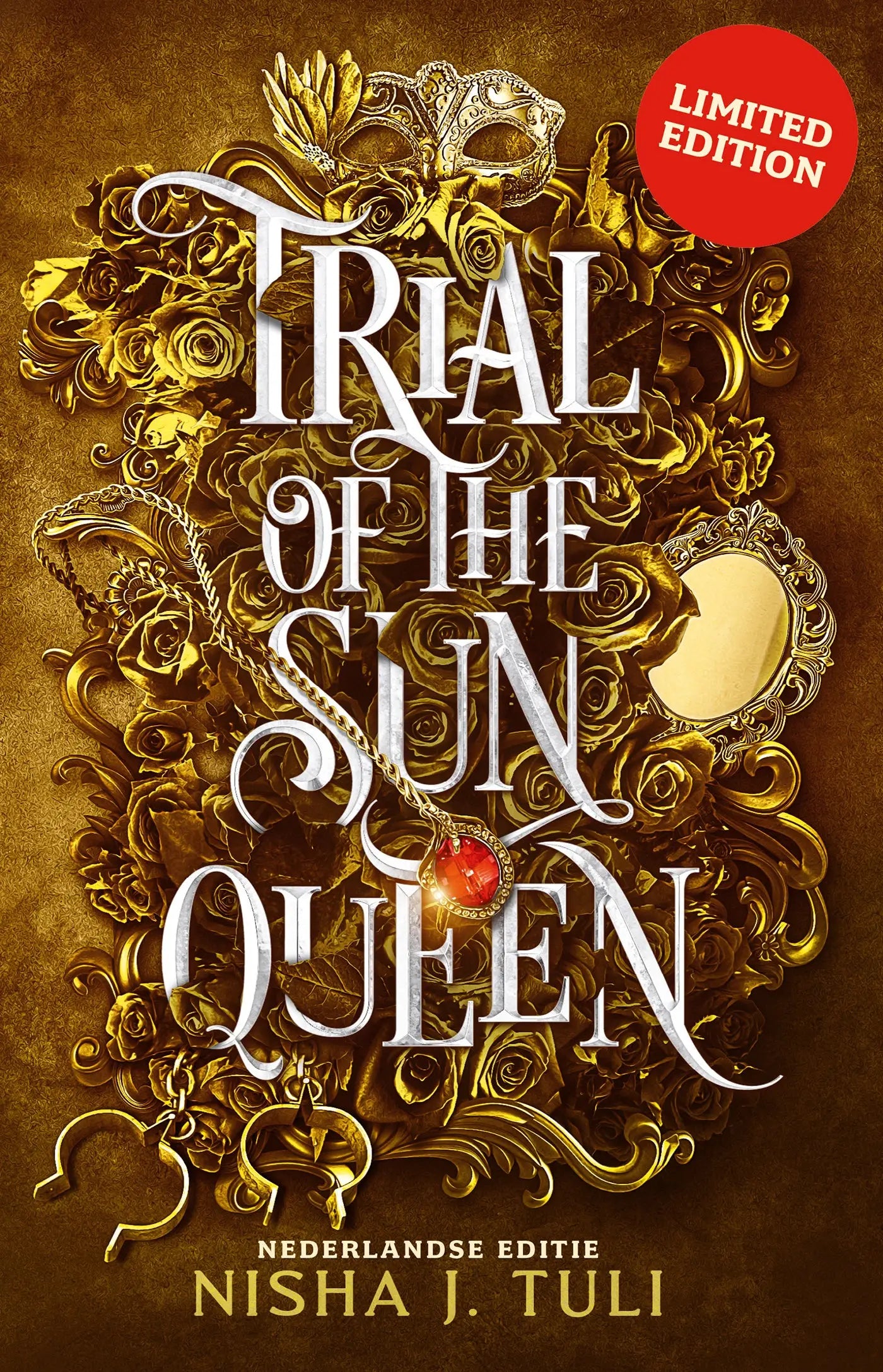 Gouden sieraden met een rood edelsteen hanger en filigrain ontwerp uit trial of the sun queen nederlandse editie