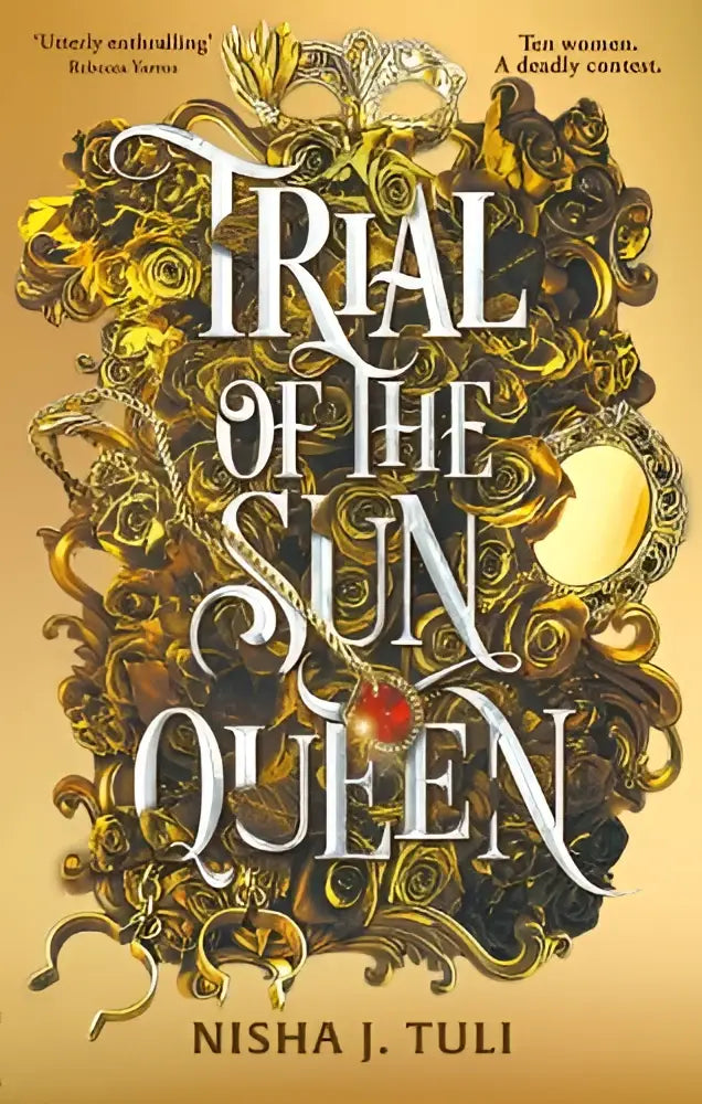De ornate goud en zwarte boekcover van trial of the sun queen met elegante witte letters en barokke details voor addictive fantasy romance