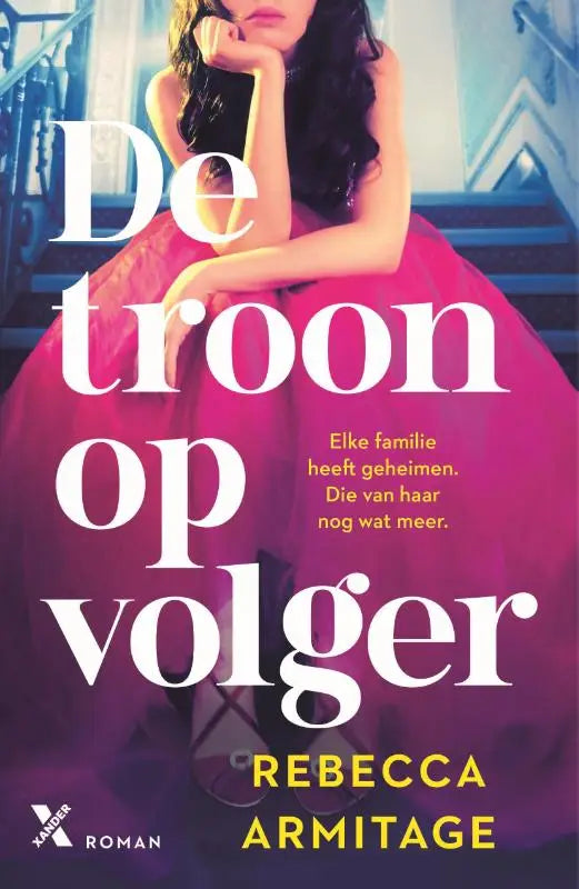 Een vrouw in een levendige roze volledige rok jurk met lang donker haar zit bedachtzaam op trappen in De troonopvolger
