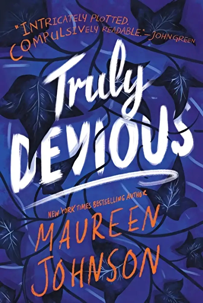 De cover van truly devious complete serie door maureen johnson toont witte en oranje letters op donkerblauwe achtergrond