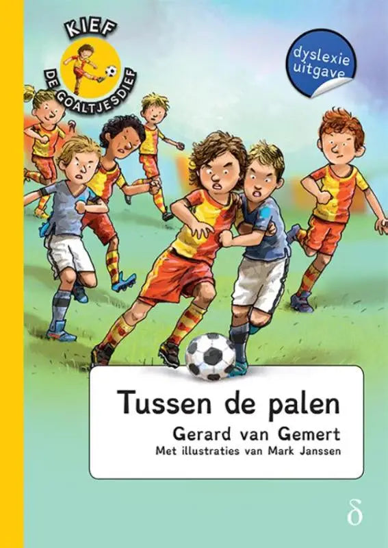 Een zwart-witte voetbal met klassiek paneelontwerp ligt op het grasveld voor illustraties van kinderen spelend in goaltjesdief deel 6