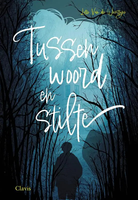 De boekcover van tussen woord en stilte toont witte sierlijke tekst op een blauwachtig bos met silhouet voor spannende boeken algemeen