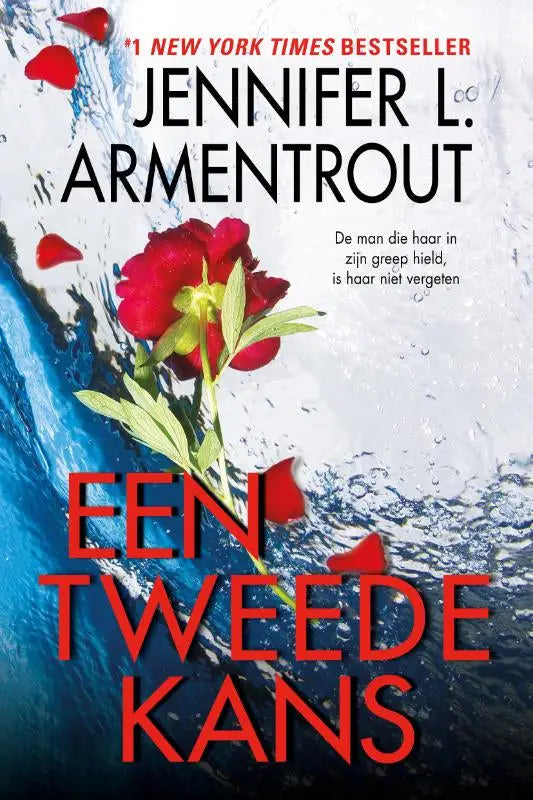 Rode pioenrozen met groene steel en bladeren half ondergedompeld in water voor het boek tweede kans van vbk media