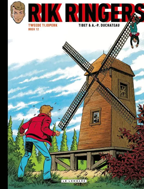 Een houten windmolen met verweerde bruine buitenkant en zwarte metalen wieken bij blauwe lucht tweede tijdperk
