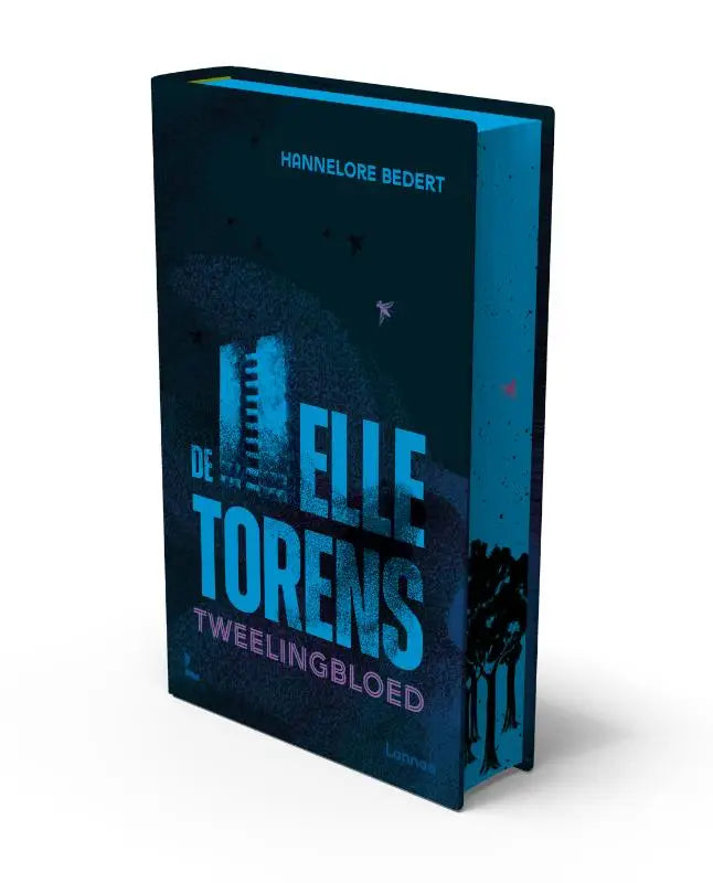 Donkerblauw hardcover boek tweelingbloed met textuur en stedelijke silhouetten voor jonge lezers