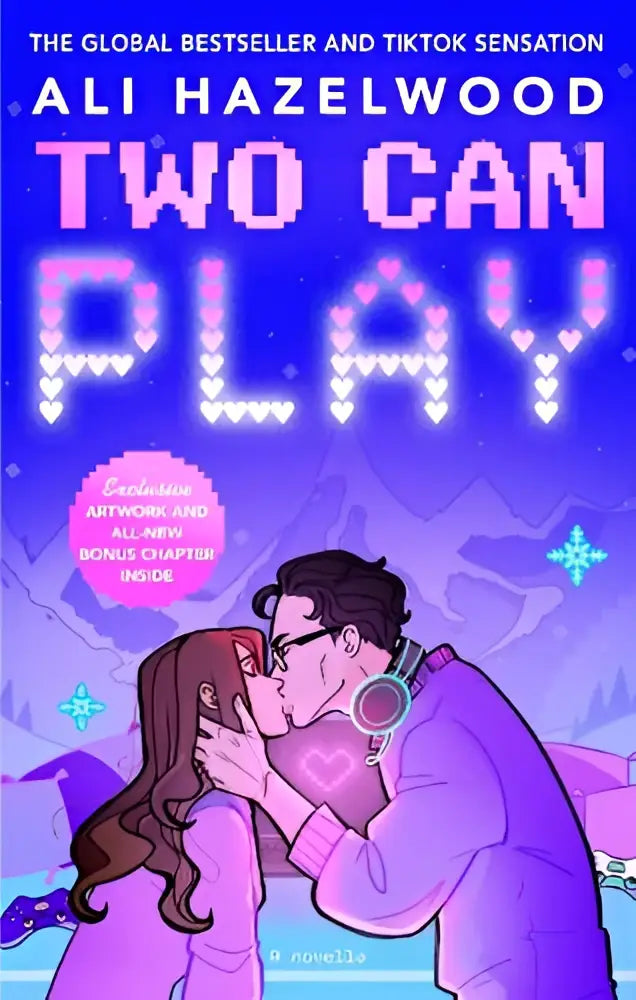 De boekcover van two can play door ali hazelwood toont een paar dat kust in paarse en roze tinten met de titel in pixellettertype