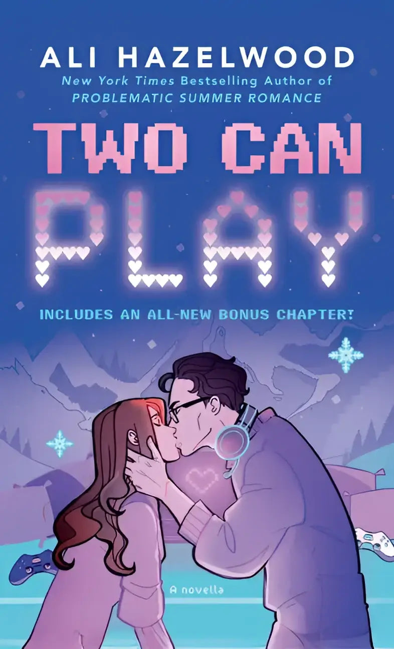 De cover van het large print hardcover boek two can play van ali hazelwood toont een gepixelde titel en een kussend stel in een besneeuwde omgeving