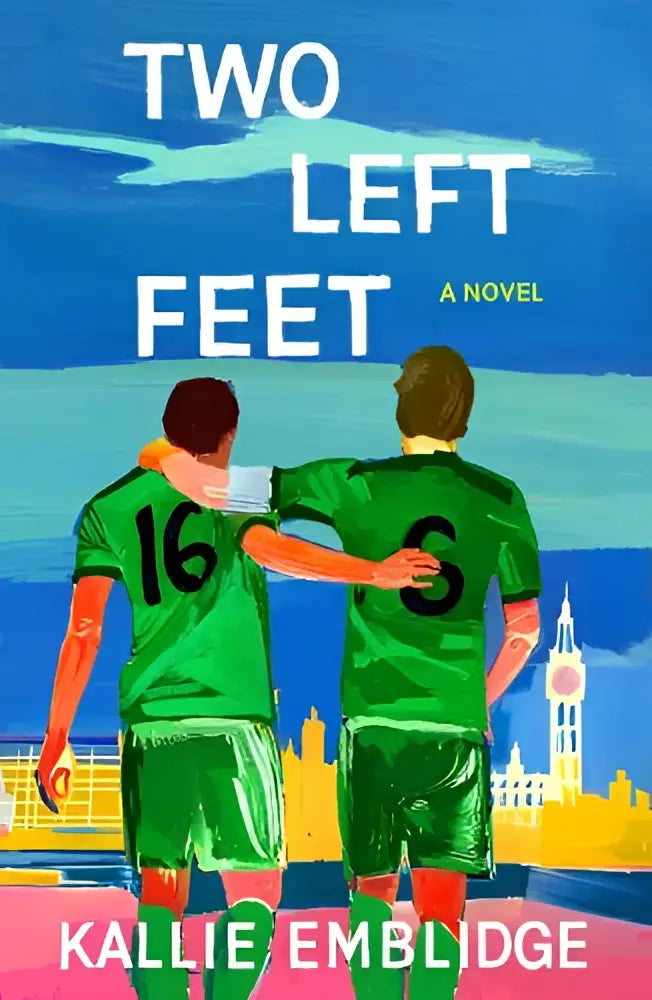 De boekcover van two left feet door kallie emblidge toont twee voetballers in groene shirts met zwarte cijfers tegen een stadssilhouet