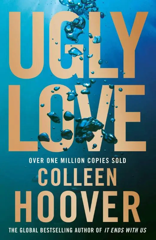 De cover van de sunday times bestselling roman ugly love eindigt met gedurfde goudoranje letters op een diepblauwe onderwaterachtergrond met opstijgende bubbels