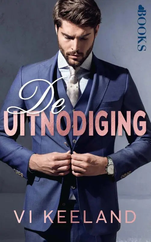 Een man in een marineblauw driedelig pak met lichtgekleurde, patroonstropdas en bijpassend pochet in De uitnodiging