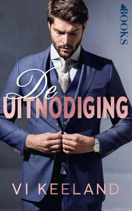 Een man in een scherp navy blauw driedelig pak met lichte bloemenachtige stropdas en bijpassend pochet voor de uitnodiging liefde boeken