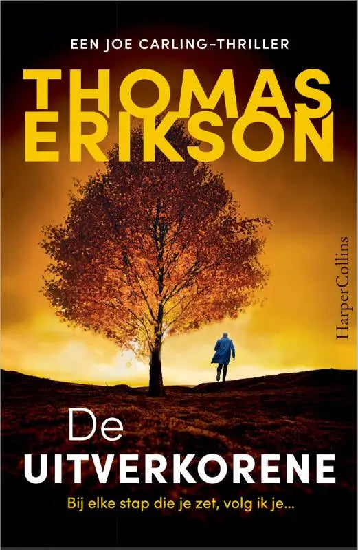 Een eenzame persoon in een blauwe jas loopt onder een grote boom met herfstbladeren bij zonsondergang in de uitverkorene