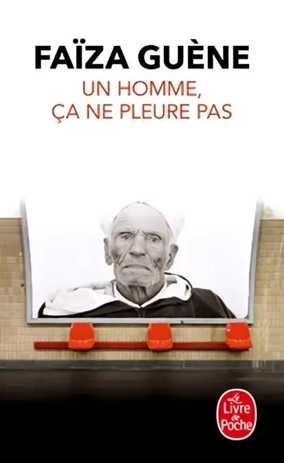 De boekcover van un homme ca ne pleure pas toont een zwartwitportret van een oudere man met rimpels en een serieuze blik met drie roodoranje rechthoeken eronder met het thema rien nest