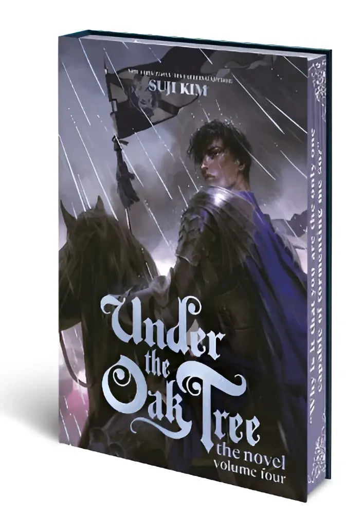 De hardcover roman under the oak tree volume 4 van suji kim toont een ridder met donkerblauwe mantel tegen stormachtige lucht