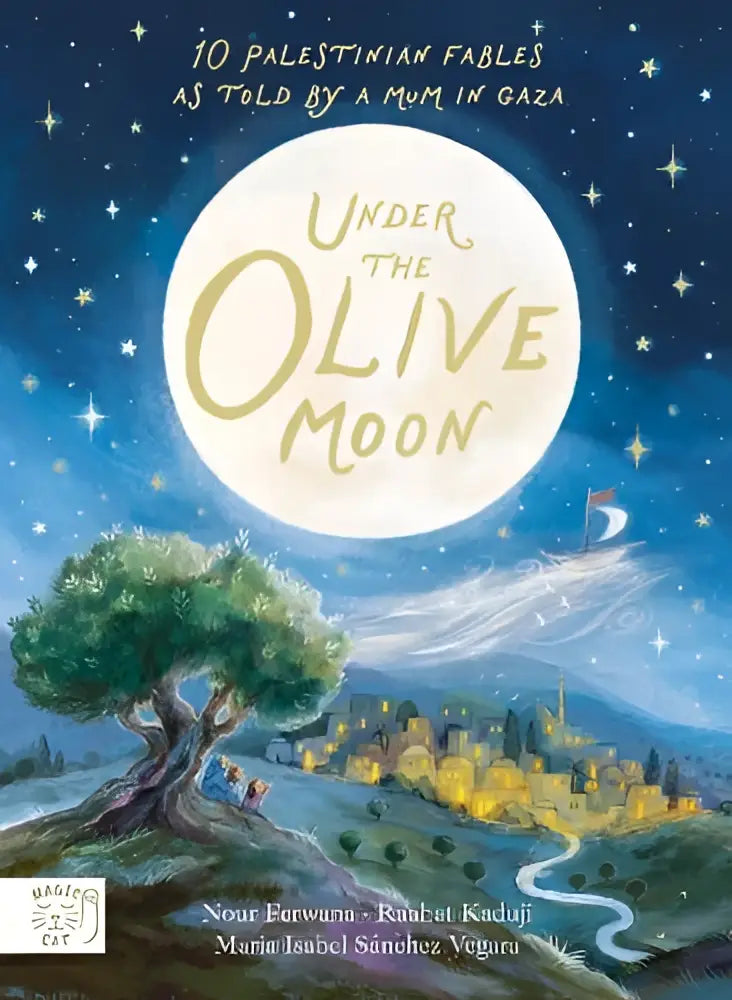 De cover van het kinderboek under the olive moon toont een grote witte maan met gouden letters tegen een diepe blauwe sterrenhemel