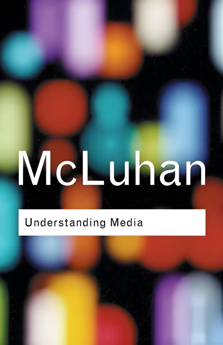 De boekomslag van understanding media toont de titel mcluhan in witte letters boven een kleurrijke onscherpe achtergrond