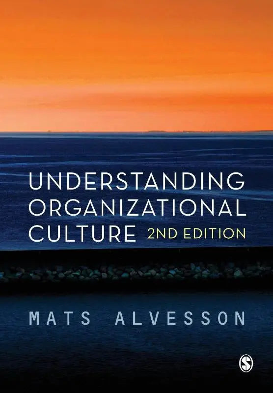 De boekcover van understanding organizational culture 2nd edition van mats alvesson toont een serene zonsondergang over water met witte tekst