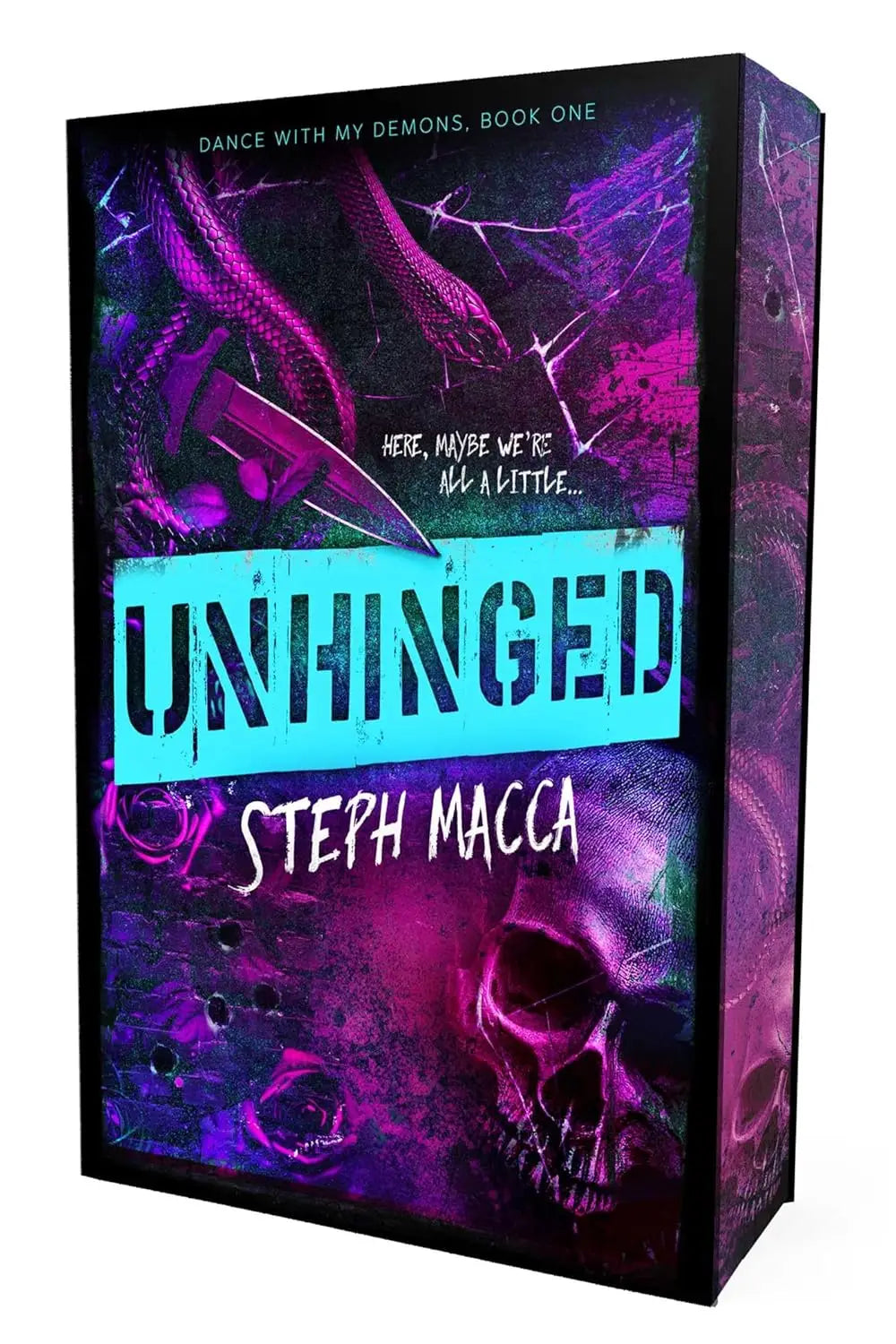 Paarse en zwarte hardcover boek unhinged van steph macca met een dramatische cover met slangen, schedels en neon tekst