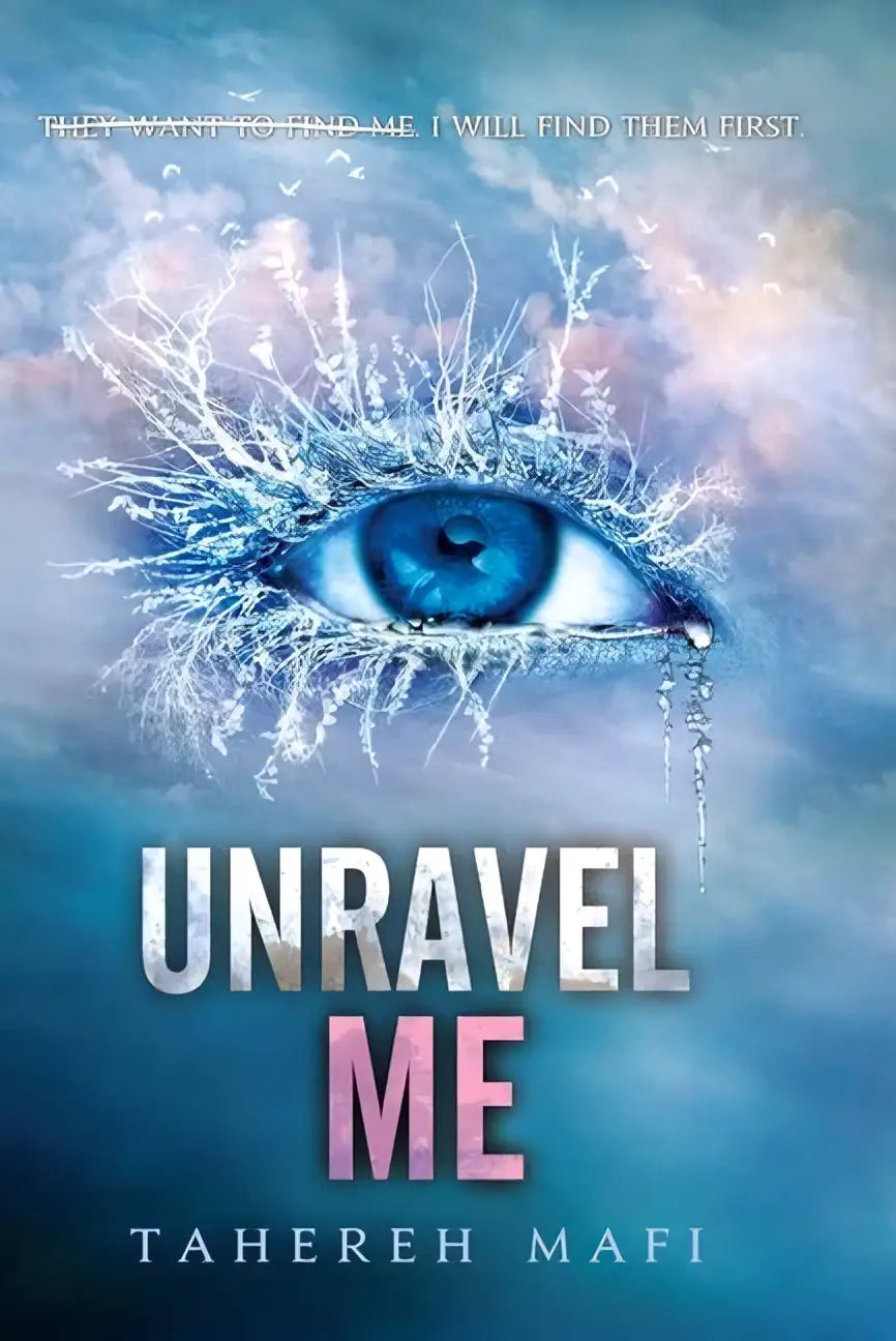 Een opvallende blauwe oog met ijzige, met rijp bedekte wimpers en een traan onder het oog in unravel me-product