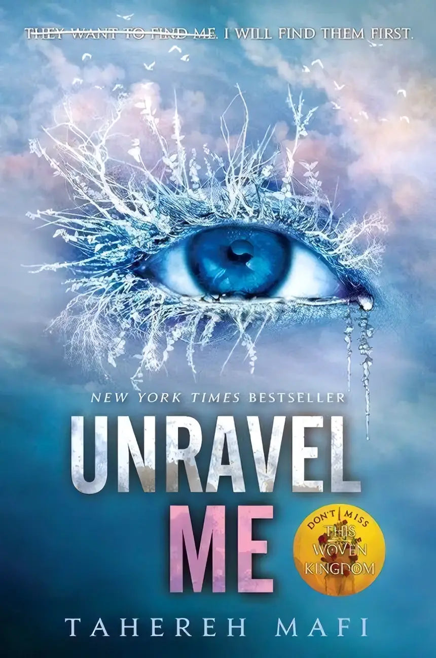 Een opvallende blauwe oogillustratie met ijsachtige takken en een traan voor het boek unravel me van tahereh mafi