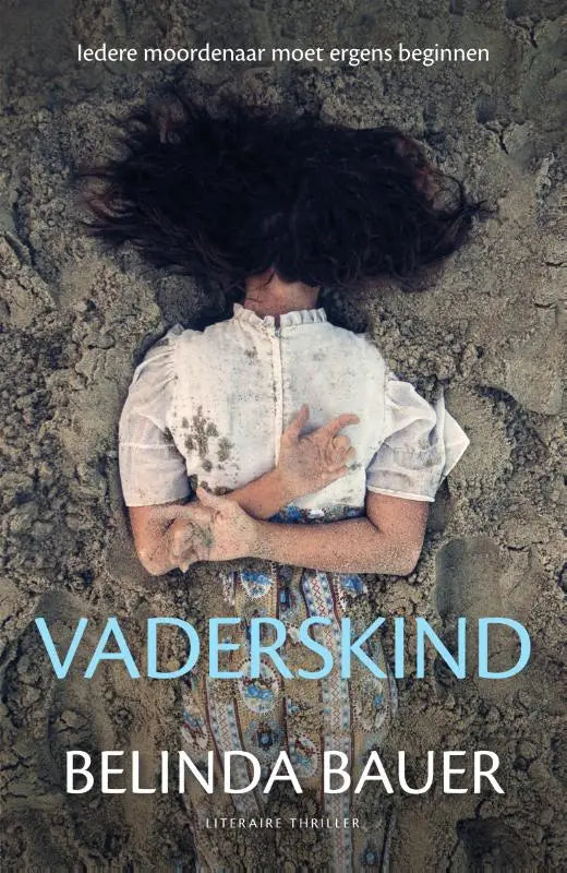 Vaderskind afbeelding van een vrouw met donker volumineus haar liggend op gebarsten aarde in witte blouse en patroon rok