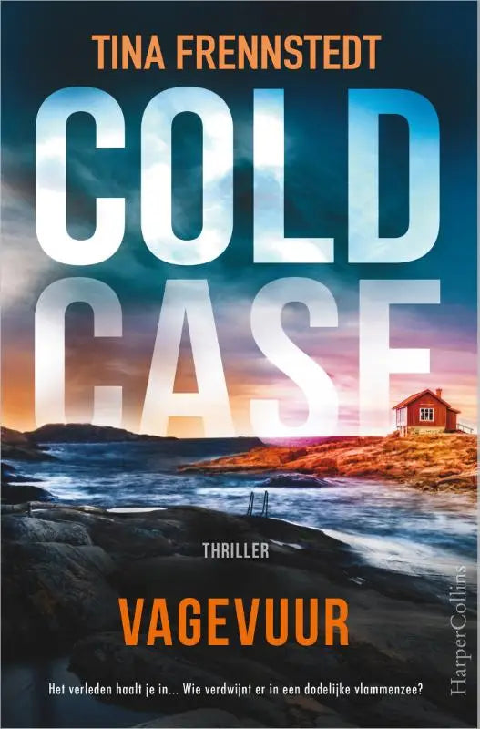 De boekcover van vagevuur toont cold case in witte letters met een rood huis op rotsachtige kust onder een schemerige hemel, verleden haalt en dodelijke vlammenzee centraal